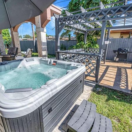 Amazing 3 Bed Home With Playground, Jacuzzi Grillマイアミ エクステリア 写真